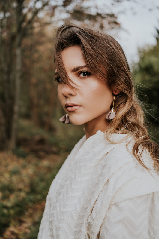 kolczyki - inne Kolczyki kwiaty lniane, kolczyki z lnu taupe, klipsy taupe