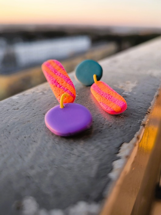 kolczyki z masy plastycznej Zabawne kolczyki I KROPKA w paski