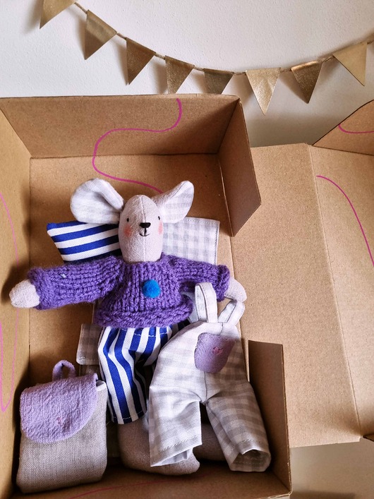 misie i maskotki Mała przytulanka w sweterku z plecakiem.