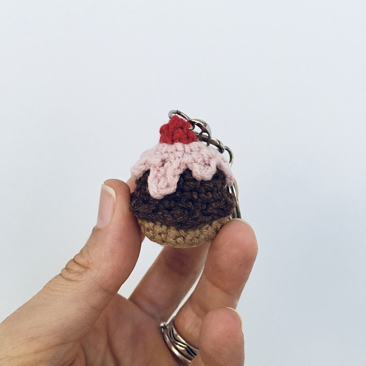 breloki Breloczek zawieszka szydełkowa babeczka muffinka z wisienką