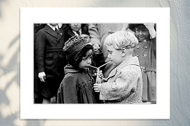 fotografia Fotografia z passe-partout; Dzielenie się Napojem