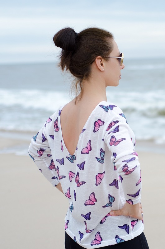 Sweter z dwustronnym dekoltem Two Butterflies angaretchka