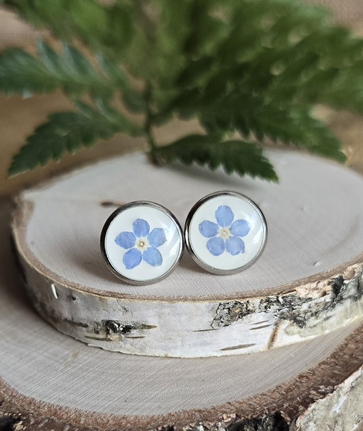 kolczyki z żywicy Kolczyki z kwiatami niezapominajkami srebrne