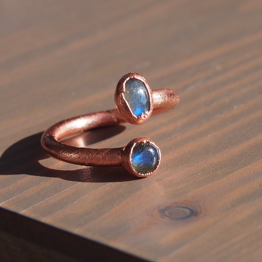 pierścionki - różne Otwarty miedziany pierścionek z labradorytem