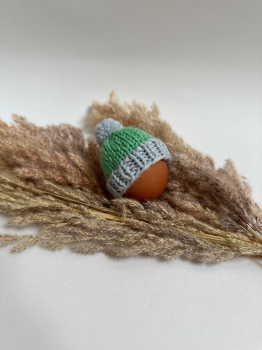 ozdoby wielkanocne Czapeczka z pomponem  na jajka wielkanocne  - 1 szt.