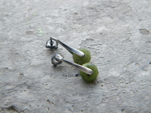 kolczyki wire wrapping Jasny nefryt   - sztyfty