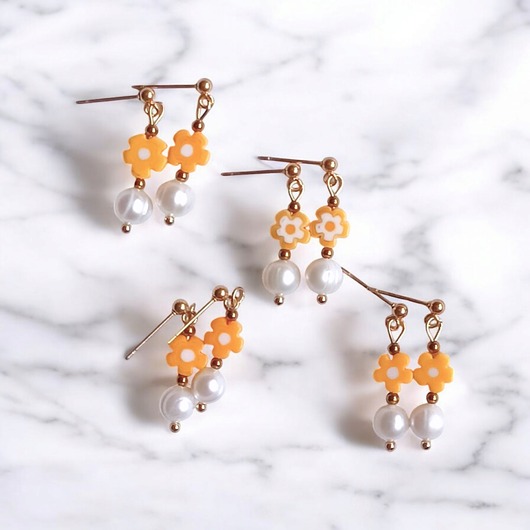 kolczyki z kamieniami Kolczyki : DAISY : perły naturalne : drobne kolczyki : szklane kwiatuszki