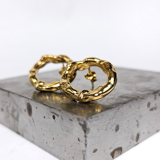 kolczyki pozłacane Nieregularne srebrne kolczyki kółka pozłacane sztyfty