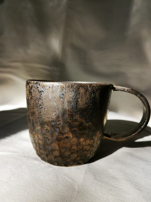 kubki Kubek ceramiczny złoty z fakturą