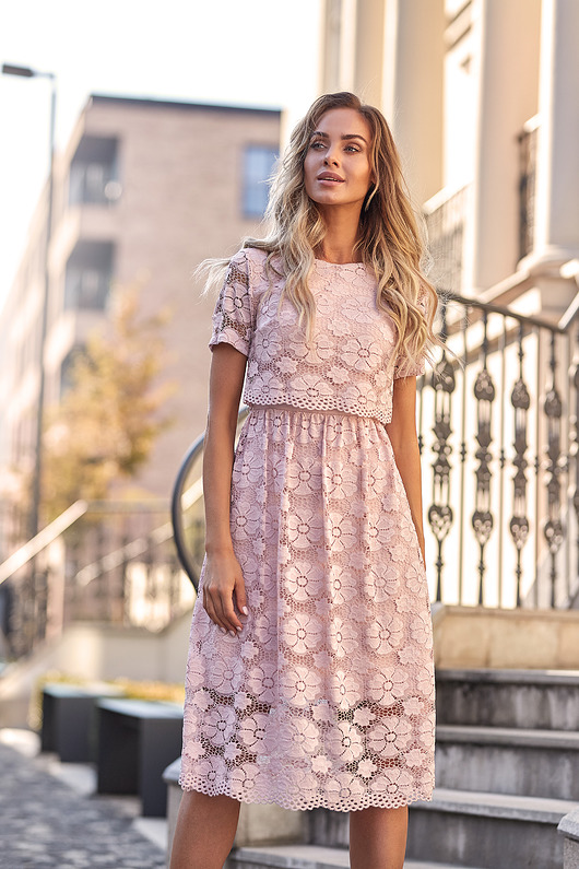 sukienki midi damskie Koronkowa sukienka midi-różowa(M-405)