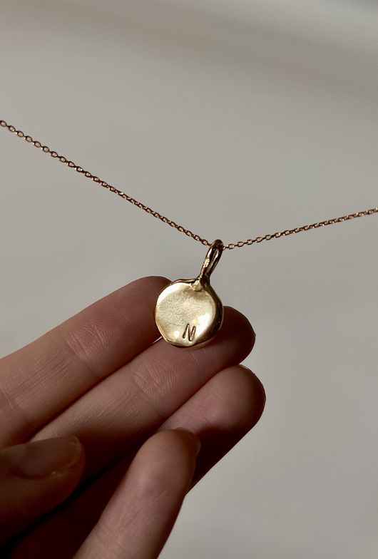 srebrne naszyjniki Naszyjnik ECHO personalizowany z literką