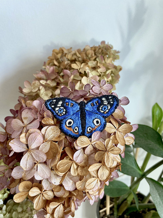broszki Broszka UNIKAT - ręcznie haftowany, niebieski motyl