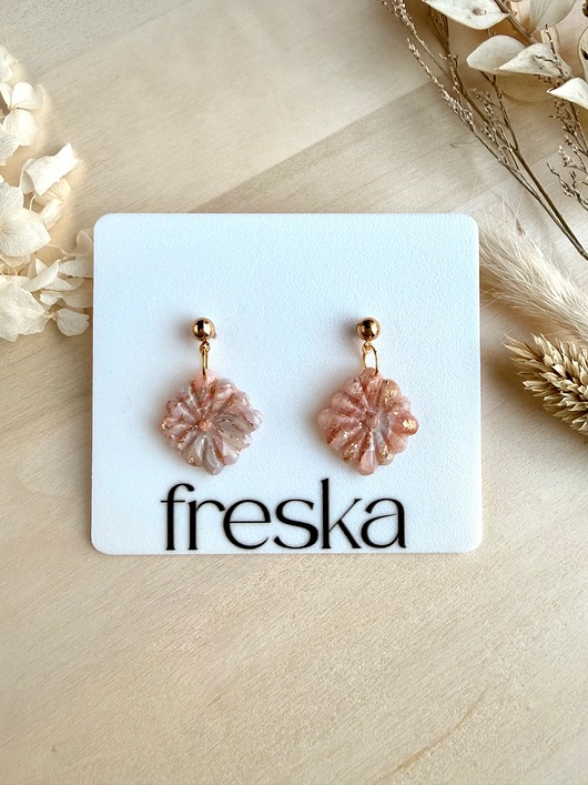 kolczyki z masy plastycznej Kolczyki Rozetki pastelowe marmurki ze złotem LIMITOWANE