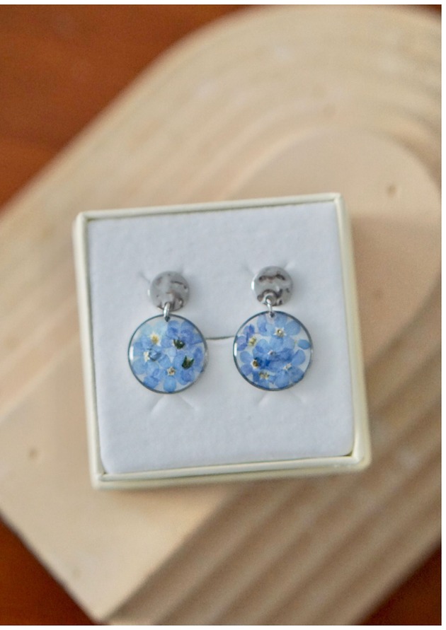 kolczyki z żywicy Kolczyki wiszące z niezapominajkami