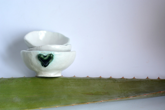 miski i misy Małe ceramiczne miseczki ręcznie lepione z serduszkiem