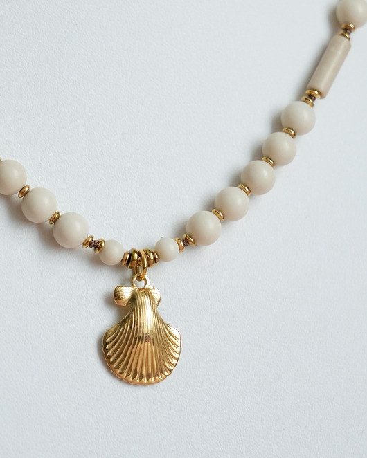 korale Beżowy naszyjnik z muszelką