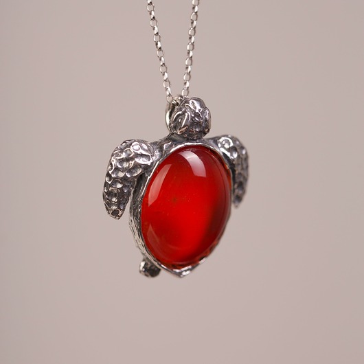 wisiory Wisiorek z żółwiem i bursztynem bałtyckim barwionym