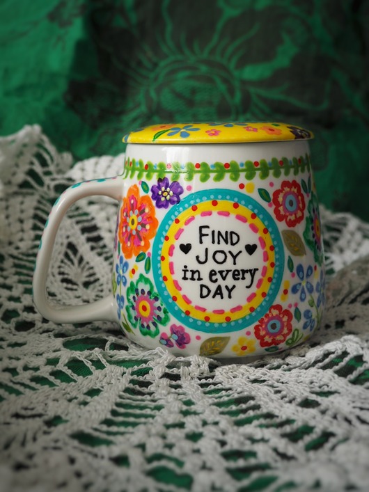 kubki Ręcznie malowany kubek z sitkiem i pokrywką FOLK yellow