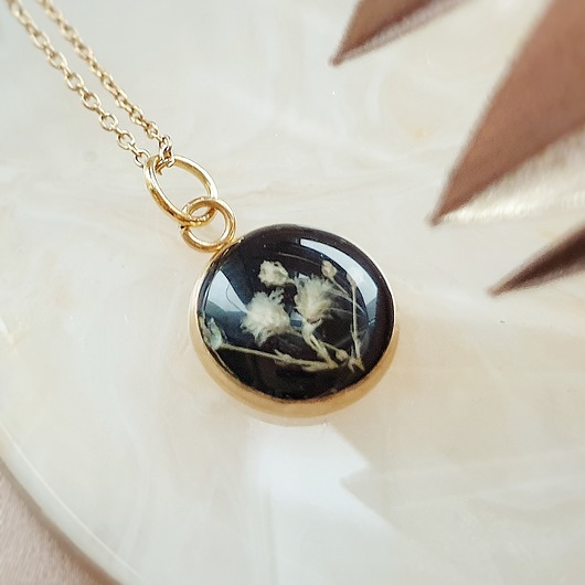 Naszyjnik z żywicy z gipsówką Jaskółcze ziele handmade 