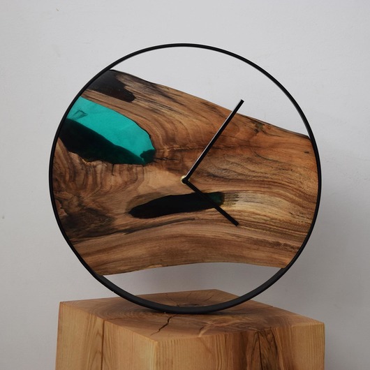 zegary Zegar z drewna orzecha ze szmaragdową żywicą