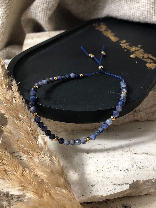 bransoletki z kamieni naturalnych Bransoletka sodalit na nici jedwabnej