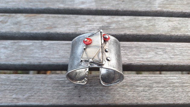 bransoletki wire wrapping Krzemień pasiasty i koral  - bransoletka regulowana