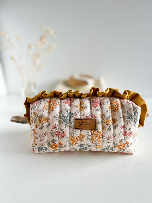 kosmetyczki Kosmetyczka z falbanką