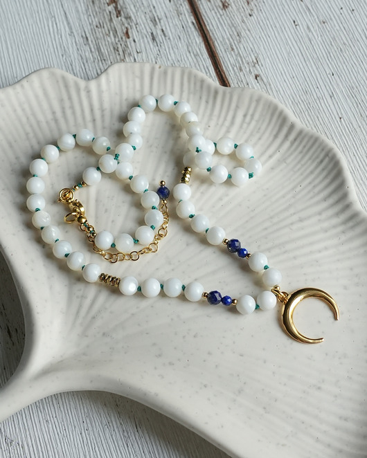 chokery Naszyjnik z masy perłowej z lunulą i lapisem lazuli