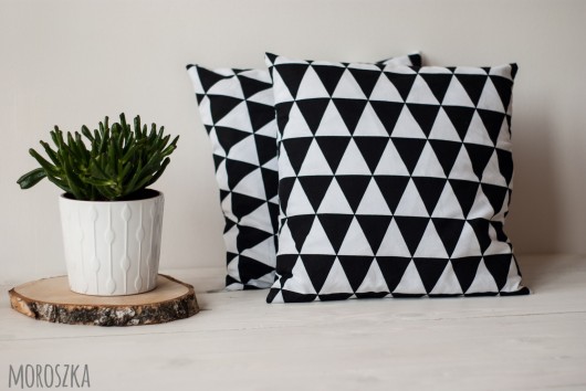 Poduszka czarno biała w trójkąty handmade moroszka