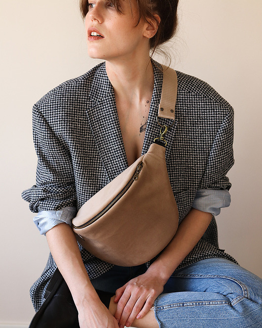 saszetka nerka Beige - aksamitna nerka z szerokim paskiem