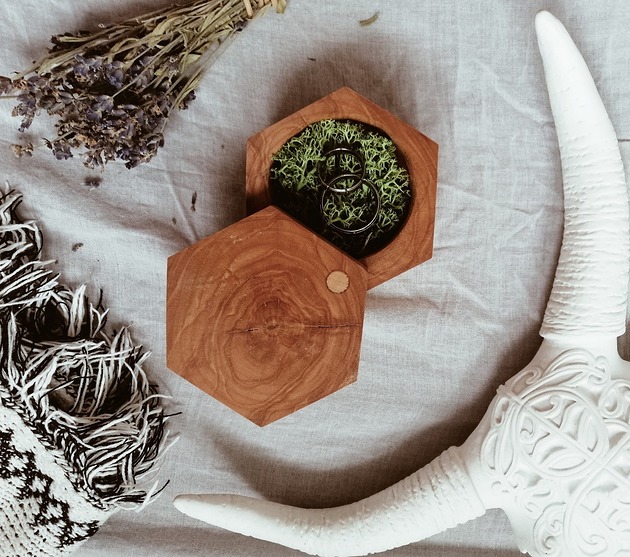 Ślub - inne Drewniane pudełko na obrączki - Heksagon