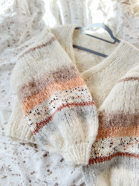 kardigany damskie Kremowy kardigan z fantazyjnymi rękawami alpaka moher