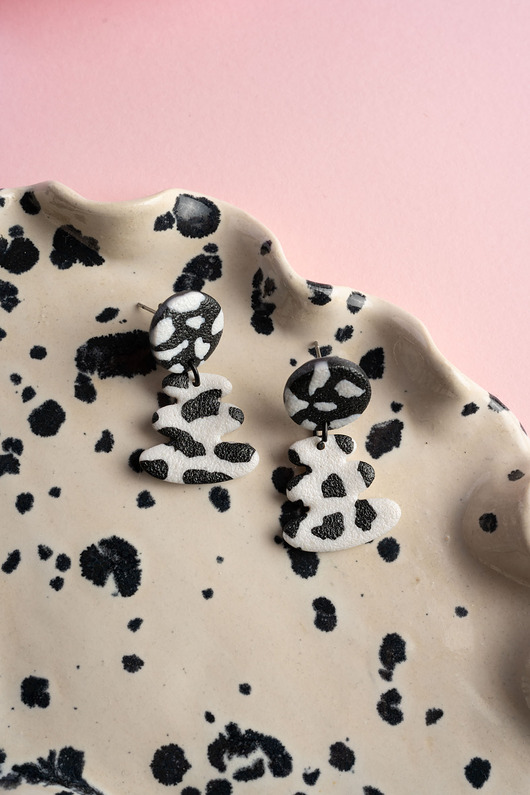 kolczyki z masy plastycznej Sztyfty w abstrakcyjny wzorek