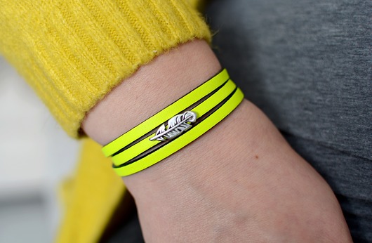 Bransoletka skóra MAGNETOOS TRIPLE FEATHER NEON Beezoo