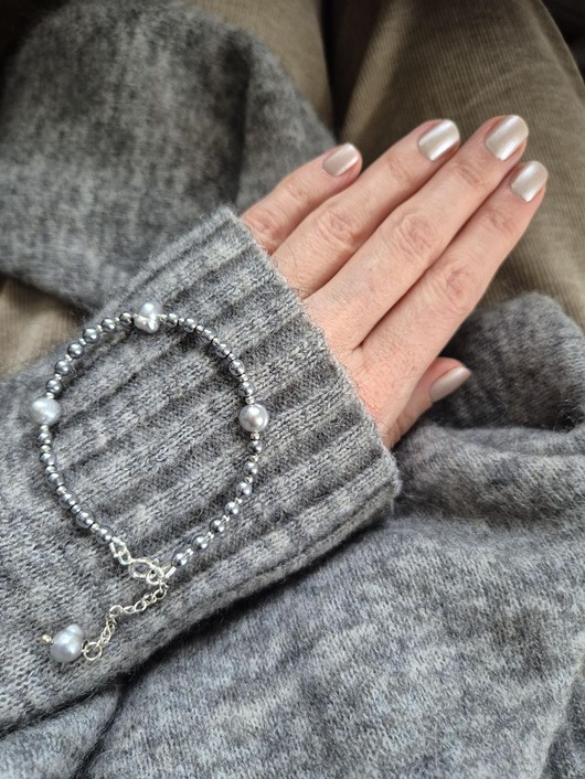 bransoletki z kamieni naturalnych Srebrna bransoletka Cristal z hematytów i pereł z zawieszką