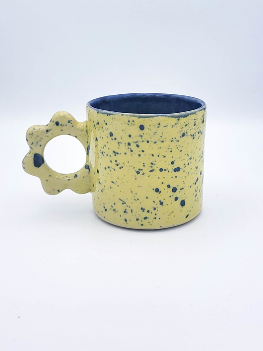 kubki Ceramiczny kubek z kwiatowym uszkiem
