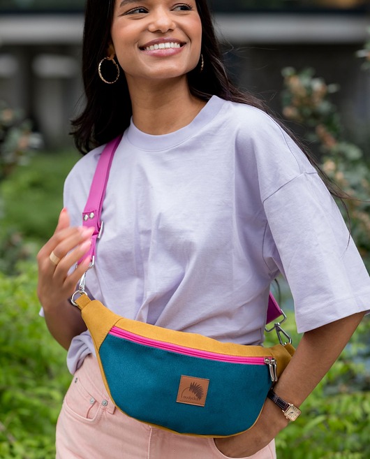 saszetka nerka Nerka z wodoodpornego nubuku tapicerskiego w kolorze musztardowo turkusowym.