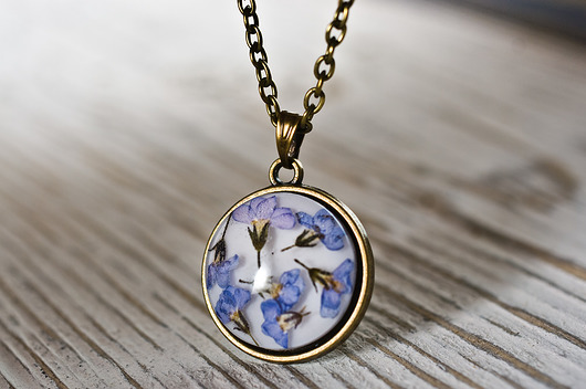 Okrągły, mały naszyjnik z niezapominajkami So Jewelry