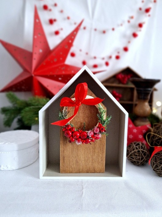 dekoracje świąteczne Drewniany domek z wiankiem świątecznym
