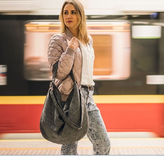 Szara torba z grubej plecionej tkaniny  Karolina Audycka