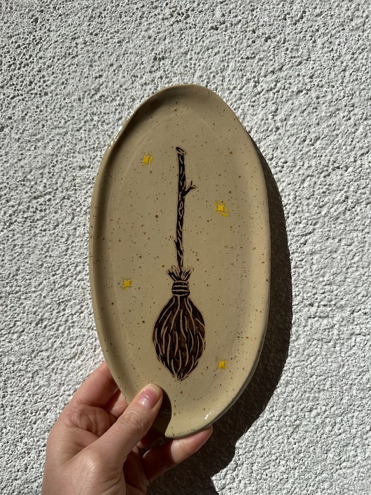 pojemniki na biżuterię Ceramiczna podstawka z miotłą, dla czarownicy