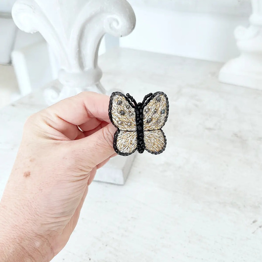 broszki Broszka MOTYL 16  ręcznie haftowana przypinka ćma owady