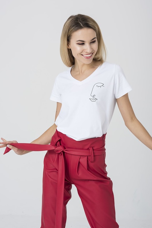 blush.love biały t-shirt w serek z printem Blush Love