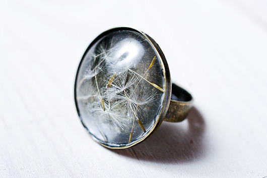 Pierścionek z żywicy z nasionkami dmuchawca So Jewelry
