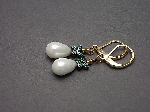 Kolczyki pozłacane Pearls white and butterfly mint  KiKa pracownia