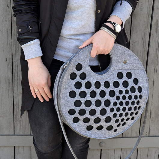 Szara filcowa torebka BlackSpaciousStrainer felt label