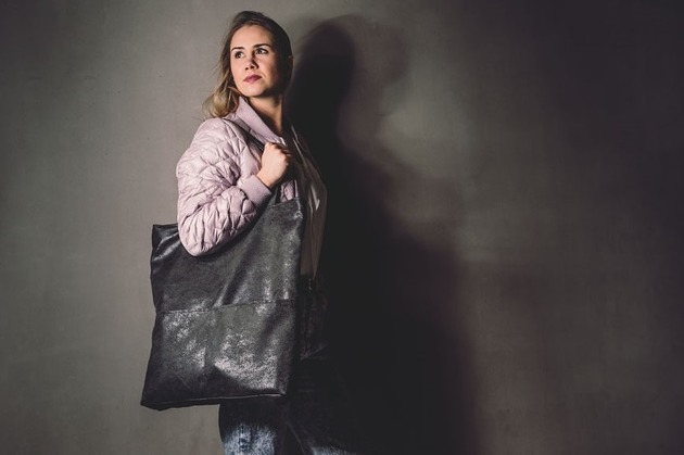 Grafitowa zamszowa torebka shopper Karolina Audycka