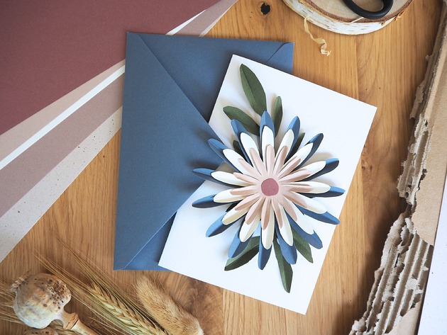 kartki scrapbooking Kartka z papierowym kwiatem granat