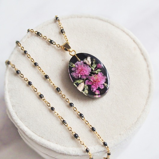 wisiory Naszyjnik z żywicy z kwiatami gipsówki