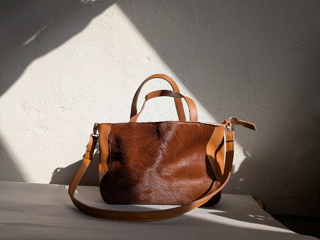 torby na ramię Średniej wielkości torebka ze skóry naturalnej z włosem